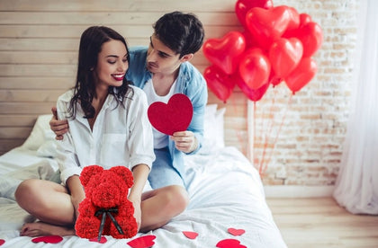 Meškiukas iš rožių 25cm + dovanų dėžutė + holograminis pakabukas + muilas rožių žiedlapiai + šokoladas + LED lemputės!